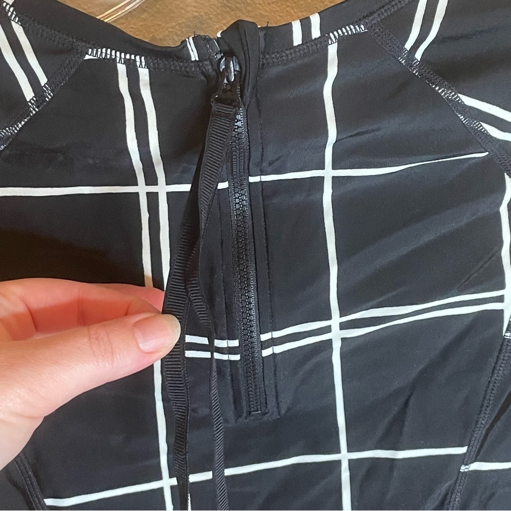 ATHLETA LANIKAI RASH GUARD TOP. Small - Picture 6 of 8